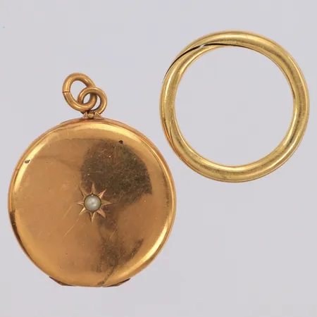 Ring tvådelad, gravyr, Hänge medaljong, bucklor, 18K Vikt: 12,4 g