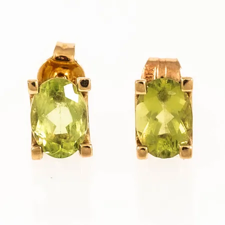 Örhängen i 18K guld med ljusgröna stenar-troligen peridot. Mått 7,1 x 5,1 mm. Vikt 1,8g Vikt: 1,8 g