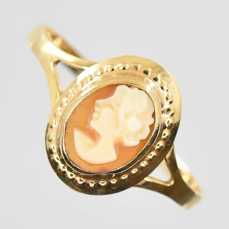 Ring med kamé stl 17¼, bredd 2-11 mm, 18K. Vikt: 1,1 g