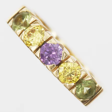 Ring med färgade stenar stl: 17½, bredd 4mm, 18K.  Vikt: 6,9 g
