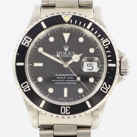 Herrur Rolex Oyster Perpetual Submariner Date, stål, automatisk, 40mm, refnr: 16610, serienr:T975333, cal 3135, verknr 7446676, år 1996, färgbortfall/repor på ring, oysterlänk i stål med repor, kvitto och värdeintyg från Jälmers Ur i Borås 2025, med tygetui från Jälmers Ur, inga övriga tillbehör.