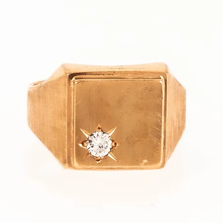 Klackring med en briljantslipad diamant ca 0,10ct stl:18½ bredd 5-13mm, gravyr, bruksslitage, 18K 6,6g.