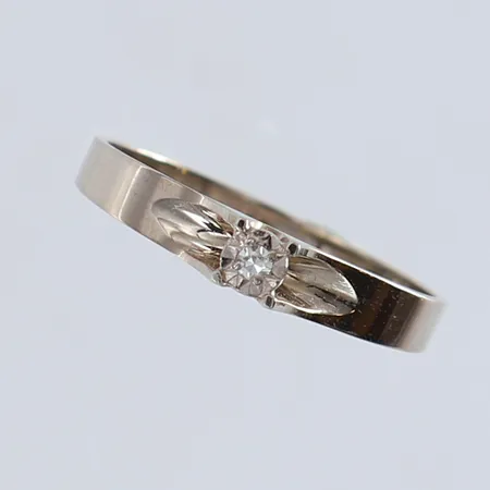 Ring med 8/8-slipad diamant 1 x 0,02ct stl:18 bredd 2,2-3,5mm behov av omrodiering vitguld 18K. Vikt: 1,8 g