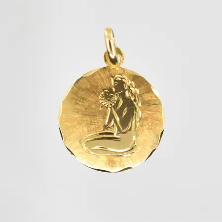 Hänge med kvinnomotiv Ø16 mm, 18K. Vikt: 1,5 g