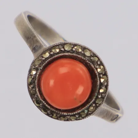 Ring med korall och markasiter stl:18, bredd 11mm, 830/1000 silver Vikt: 2,8 g