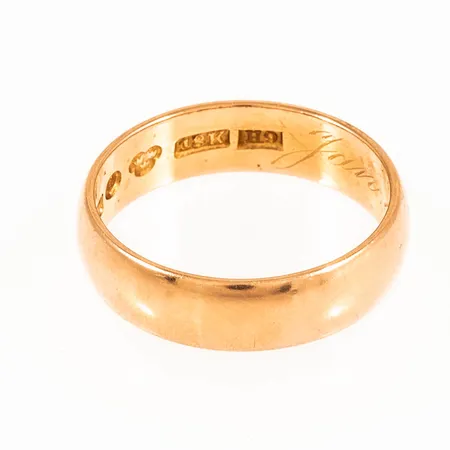 Ring slät stl:17¾ bredd 5,2mm, gravyr, 18K 4,7g.