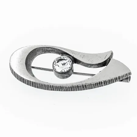 Finnfeelings brosch i silver med en vit sten. Mått 33,5 x 12,5 mm. Vikt 3,2g Vikt: 3,2 g