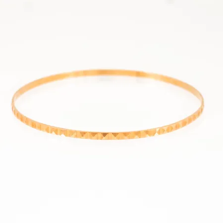 Facettslipad armring i 18K guld. Innerdiameter 62 mm. Bredd 2,4 mm. Vikt 5,3g Vikt: 5,3 g