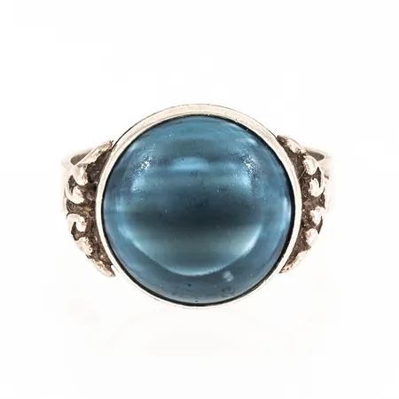 Ring med blå slaggsten stl:17¾ bredd 3,8-14,5mm stämplad T9 (1969), SOHH (S O Haeggmans Guldsmedsaffär, Nordmaling) S och kattfot. nött sten, silver 5,8g. 