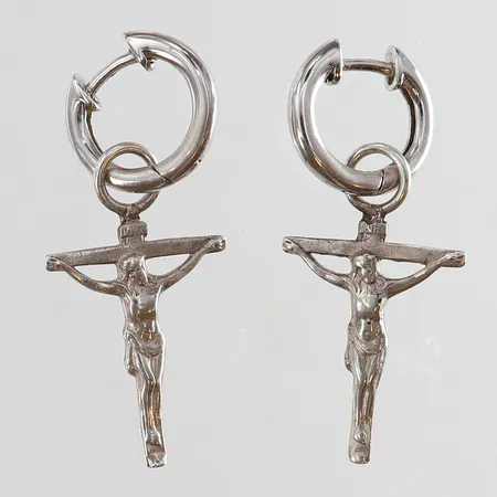 Ett par örhängen med krucifix 10x36mm Silver 925/1000.  Vikt: 4 g