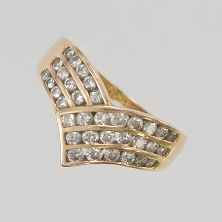 Ring med 34x diamanter totalt ca ctv 0,60ctv, stl:16 bredd 10mm 18K 3,5g.