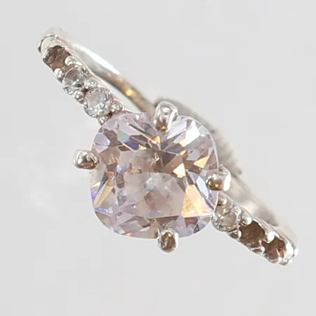 Ring med vita stenar stl:17 bredd 1-8,5mm, stenar saknas, bucklig Silver 925/1000. Vikt: 2,3 g