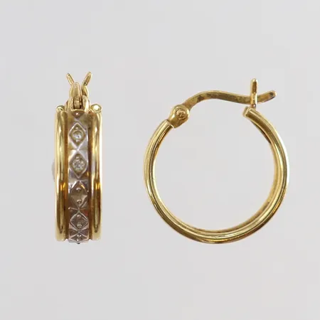 Ett par örhängen med dekor Ø13mm bredd 5mm tvåfärgat 18K. Vikt: 3,2 g