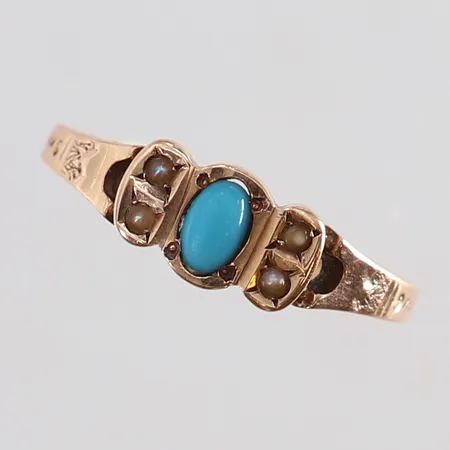 Ring med turkos sten stl:16 bredd 1,7-5mm ostämplat 14K.  Vikt: 0,9 g