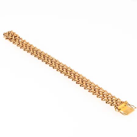 Armband fiskben i 18K guld. Längd 18 cm. Bredd 7,8 mm. Kistlås. Aningen ojämnt. Vikt 15,1g Vikt: 15,1 g