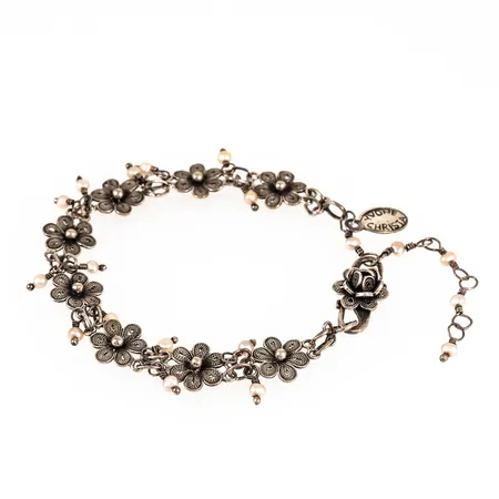 Armband YVONE CHRISTA i silver med hängande småpärlor. Längd 18 cm + förlängningskedja 6 cm. Bredd 11,3 mm. Vikt 9,9g Vikt: 9,9 g