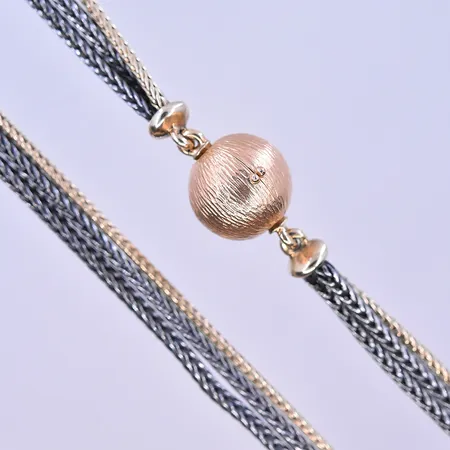 Collier med oxiderat silver Ole Lynggard längd 51 cm, bredd 2-4 mm, Ø11 mm lås Ole Lynggard 2,7g i 18K och silver i 19g.