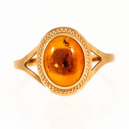 Ring i 18K guld med bärnsten. Stl:18½. Bredd 1,6 13,1 mm. Vikt 1,4g Vikt: 1,4 g