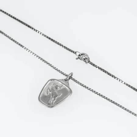 Hänge i silver väduren. Längd 25,5 mm inkl. ögla. En 42 cm lång Veneziakedja i silver medföljer. Vikt 6,5g 835/1000