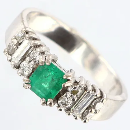 Ring med smaragd samt diamanter, stl: 17, 2 baguetteslipade, 8 brilliantslipade, vitguld, behov av omrodering, 18K Vikt: 4,8 g