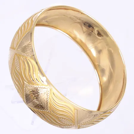Armring mönstrad dekor Ø61mm bredd 24mm något ojämn 18K Vikt: 13 g