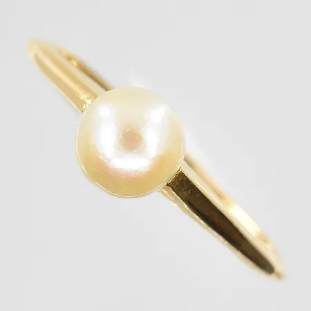 Ring med odlad sötvattenpärla Ø6 mm, stl 17¼, bredd 2-6 mm, 18K. Vikt: 2,2 g