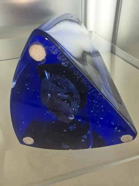 Glasskulptur av konstnären Bertil Vallien, höjd 32 cm, limited edition 500 signerad BB VAAT 009024/500 KOSTA BODA ATELIER. SKICKAS MED Dhl 500KR