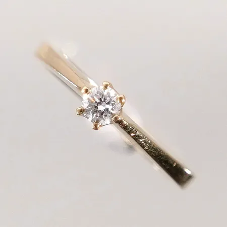Ring med diamant 0.15ct W/S enligt gravyr stl: 16¼ bredd: 1.7 - 4mm 18k Vikt: 2,5 g