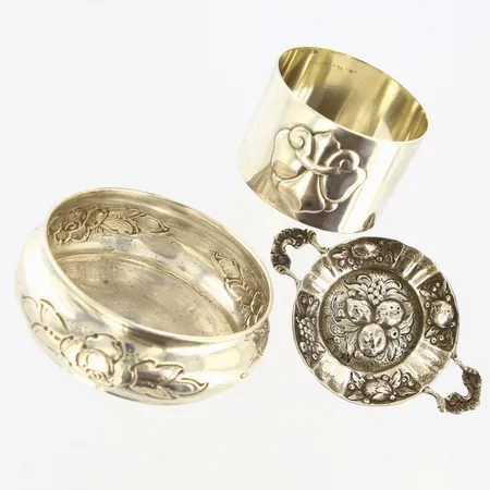 1 Servettring & 2 små fat Ø6,5cm, Ø4,5cm, Ø5cm, silver 830/1000 Vikt: 82,4 g