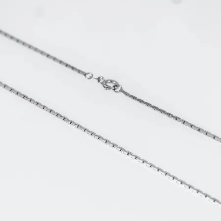 Halvstel kedja i 18K vitguld. Längd 40 cm. Bredd 1 mm. Vikt 6,0g Vikt: 6 g