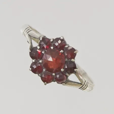 Ring med granater stl:19 bredd 10mm 925/1000 Silver 1,6g.