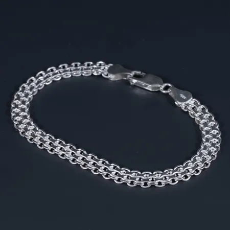 Oanvänt armband x-länk i silver 925/1000. Längd 18,5 cm, bredd 6 mm. Karbinhake. 7,8g.