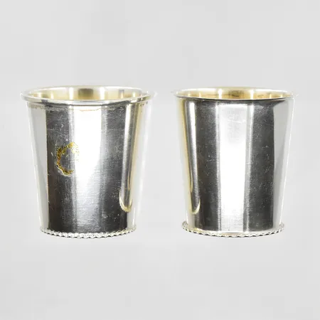 2 bägare höjd 4 cm, bredd 4 cm, K9/1960, silver 925/1000. Vikt: 39,4 g