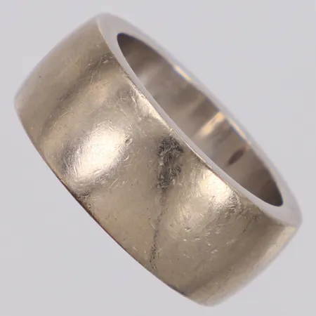 Ring med sten vitguld, stl:19¼, bredd 10mm, gravyr, repor, KRLÖ Stockholm AB, 18K  Vikt: 30,7 g