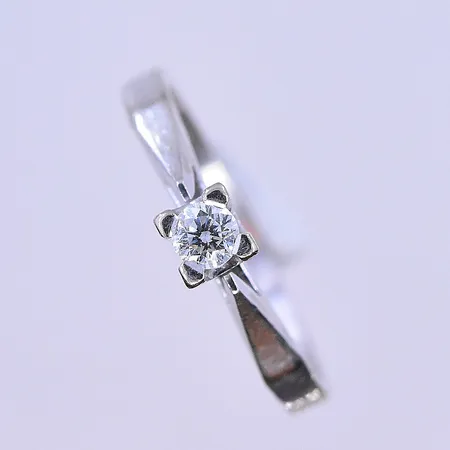 Ring med diamant 0,15ct stl:16¾, bredd 2 mm vitguld 18K. Vikt: 2,9 g