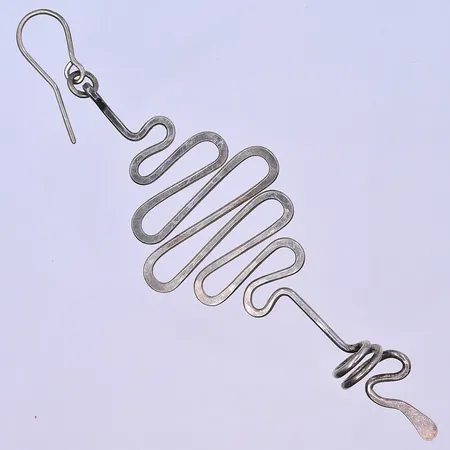 Udda Örhänge längd 10,5 cm, bredd 32 mm silver 925/1000. Vikt: 6,6 g