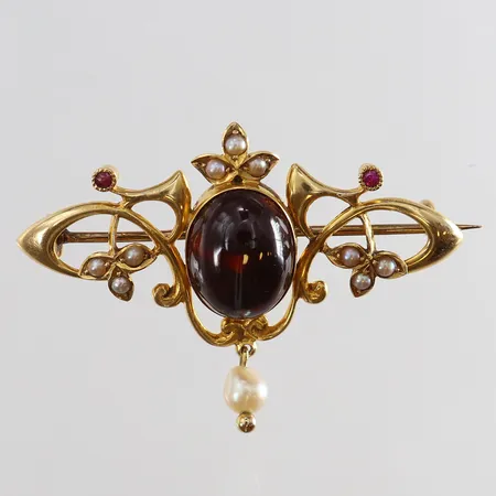 Brosch med cabochonslipad granat samt rubiner fröpärlor och en odlad pärla 50x35mm nål ej i guld 18K.  Vikt: 8,5 g