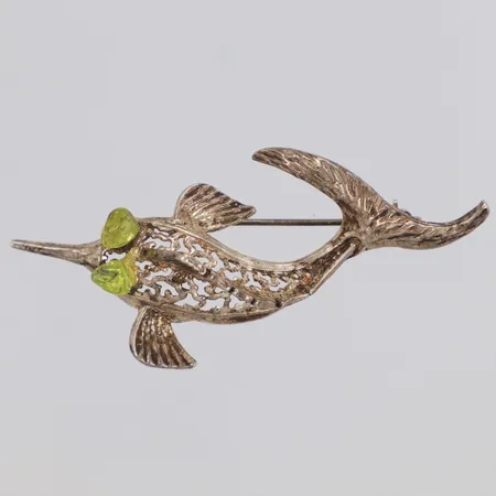 Brosch svärdfisk med gröna stenar, längd 58mm, bredd 30mm, saknar stämpel, silver Vikt: 7 g
