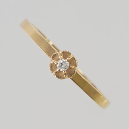 Ring med diamant ca 0,02ct stl:18¼ bredd 4mm 18K 2,1g.