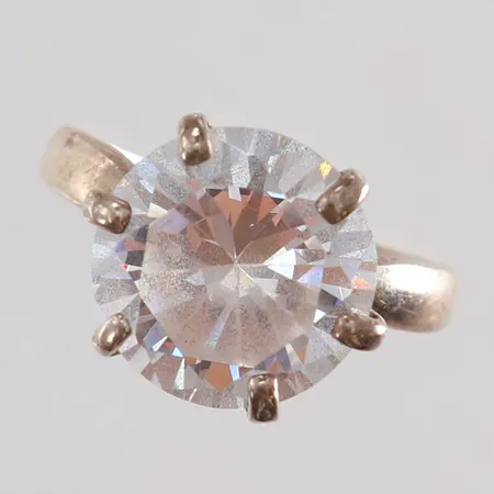 Ring med vit sten stl:16¾ bredd 1,9-12mm Silver 925/1000. Vikt: 4,2 g
