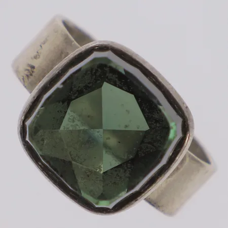Ring med grön sten stl:17¾, bredd 13,1mm, höjd ca 11,4mm, 835/1000 silver Vikt: 7,5 g