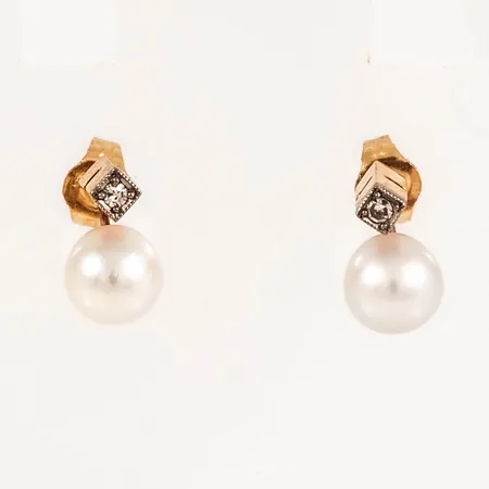 Örhängen med två odlade saltvattenpärlor Ø5,7mm och 2 x ca 0,01ct 8/8-slipade diamanter, bredd 5,7mm längd 9mm, 18K 1,7g. 