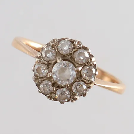 Ring med vita stenar stl:18¼ bredd 2,5-11mm 14K. Vikt: 3,8 g