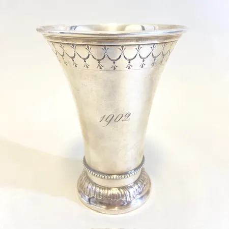 Bägare höjd 12,5cm gravyr Silver 830/1000. Vikt: 160,1 g