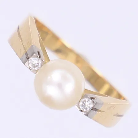 Ring med pärla samt diamanter totalt 2xca 0,03ct stl:19 bredd 2-7mm tillv. Stigbert för Heribert Engelbert AB 18K Bruttovikt: 4,6g
