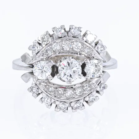 Ring med 3st briljantslipade diamanter totalt ca 0,69ct och 24st 8/8-slipade diamanter totalt ca 0,52ct stl:17¼ bredd 2,7-17mm, utländska stämplar, vitguld 18K 7,7g. 
