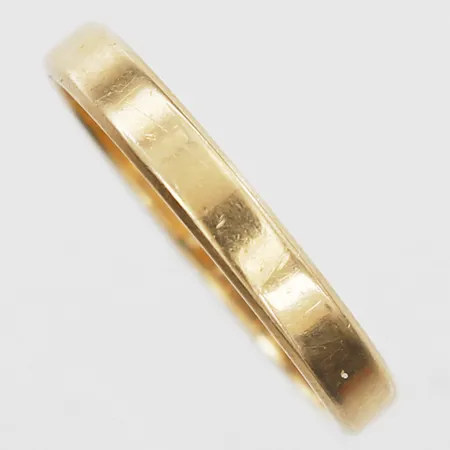 Ring slät stl 15¾, bredd 3mm, gravyr, Rosins Ringar Ab, Stockholm år 1981, 18K. Vikt: 2,3 g
