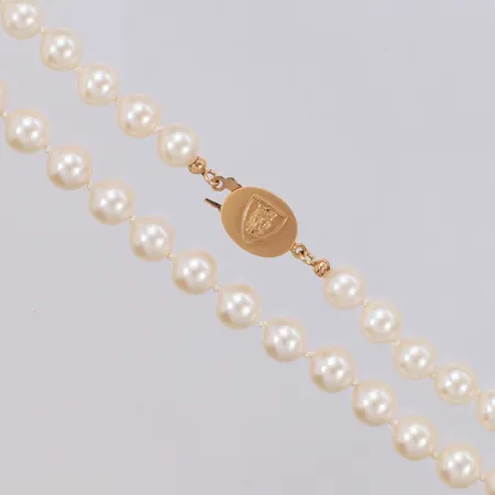 Pärlcollier med guldlås längd 48,5cm, bredd 8mm, gravyr, 18K bruttovikt 33,1g Vikt: 33,1 g