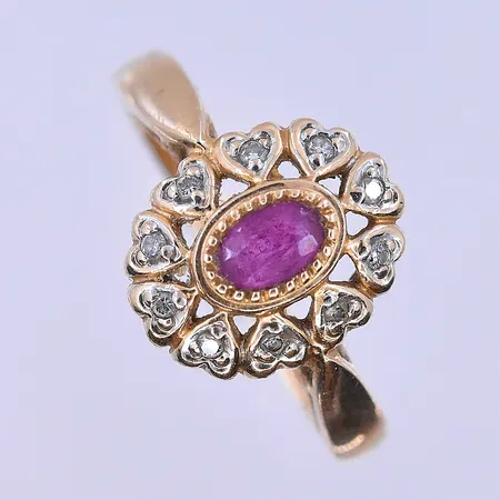 Ring med diamanter ca10x0,005ct och troligen rubin Guldfynd stl:18, bredd 2-13 mm 18K. Vikt: 3,4 g