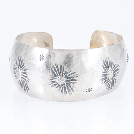 Stelt kupat armband med arbetad dekor. Innermått 16,5 cm + 2,5 cm öppning. Stämplat P.KUHN HANDARBETE. Silver 31,1g.